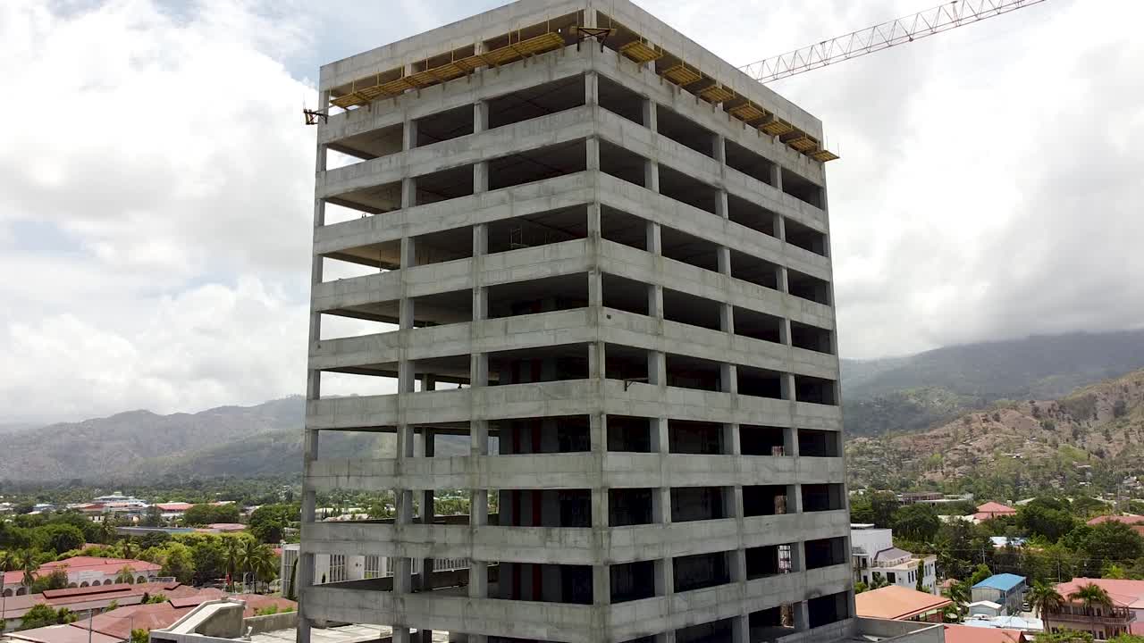 construcción de una nueva estructura de edificio de gran altura de varios pisos en la capital de un país en desarrollo, sudeste de asia