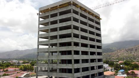 construcción de una nueva estructura de edificio de gran altura de varios pisos en la capital de un país en desarrollo, sudeste de asia