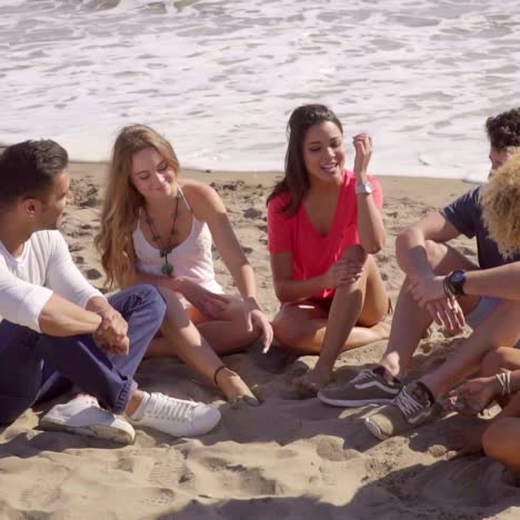 Junge-Leute-Sitzen-Am-Strand