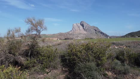 espectacular vuelo aéreo sobre el enclave de peña de los enamorados, una formación rocosa en forma de rostro humano en el municipio de antequera en andalucía, españa