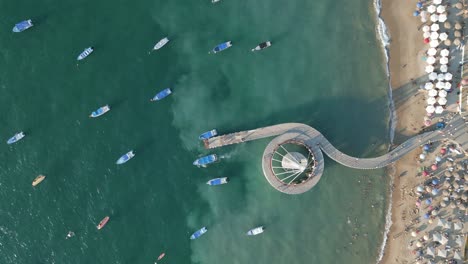 Paisaje-Aéreo-Vertical-De-Playa-Con-Drones-Con-Turistas-Y-Barcos-En-Puerto-Vallarta,-Destino-De-Verano-Mexicano-Con-Aguas-Turquesas-Limpias-Y-Complejos-Turísticos-De-Arena-Blanca