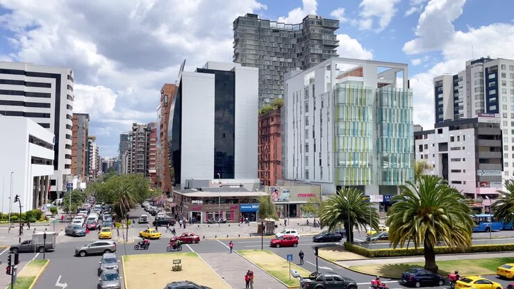 Centro de Quito com Vista da Paisagem Urbana e Edifícios Modernos na Capital do Equador.
