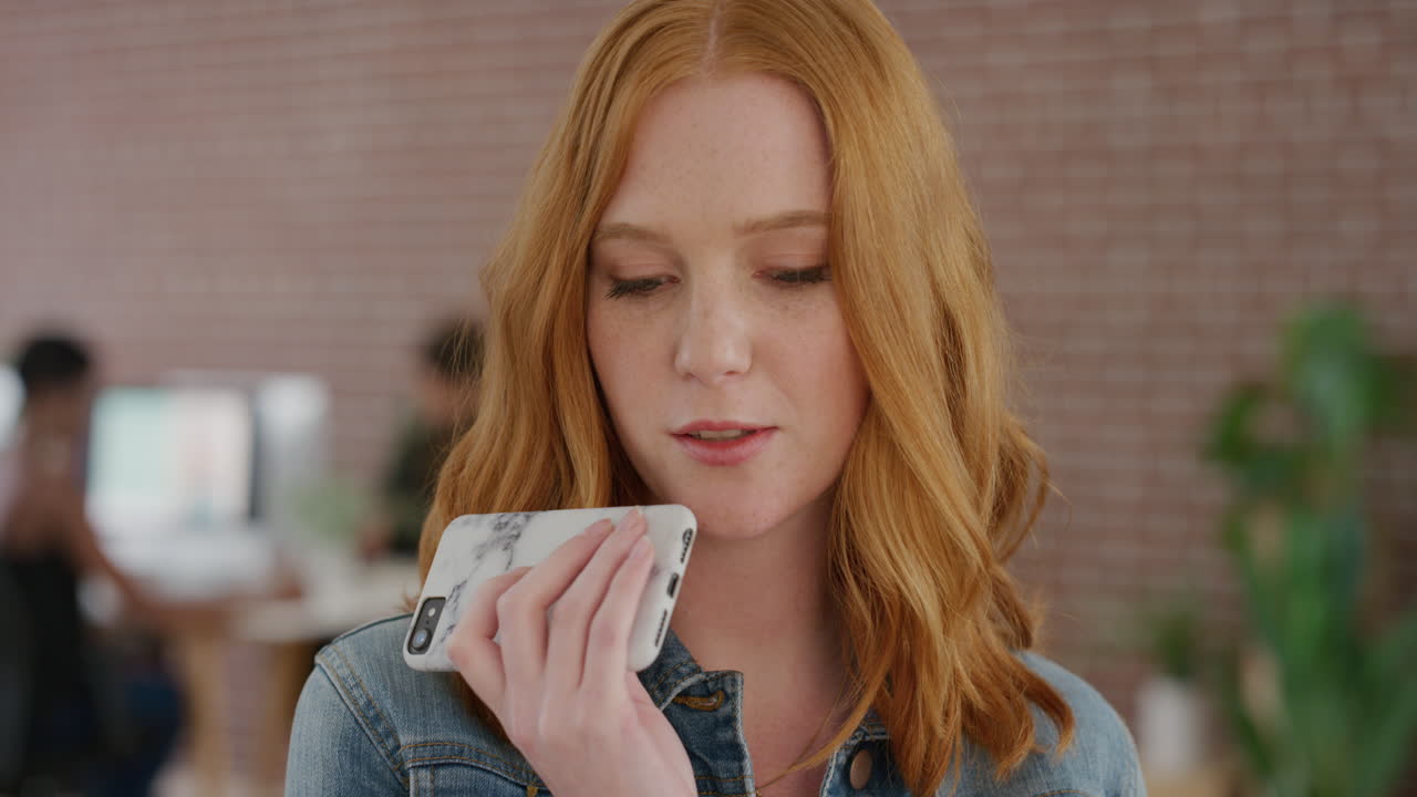 스마트폰을 사용하는 예쁜  ⁇ 은 머리 여성의 초상화, 대화, 채팅, 스피커 폰으로 전화, 모바일 기술