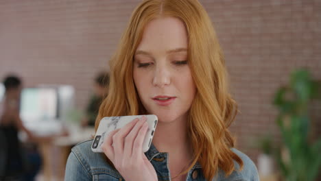 retrato de una mujer bonita de cabeza roja usando un teléfono inteligente hablando chateando haciendo una llamada por altavoz tecnología móvil de teléfono