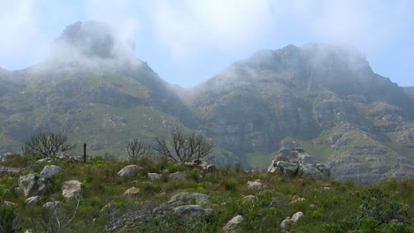 la niebla se asienta a lo largo de las montañas en la región del cabo de buena esperanza, cerca de ciudad del cabo, sudáfrica