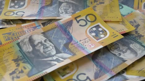 primer plano del dinero australiano cayendo sobre la mesa, la moneda cayendo