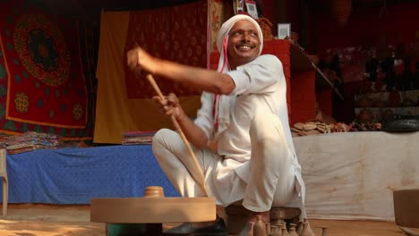 o oleiro no trabalho faz pratos de cerâmica. índia, rajasthan.