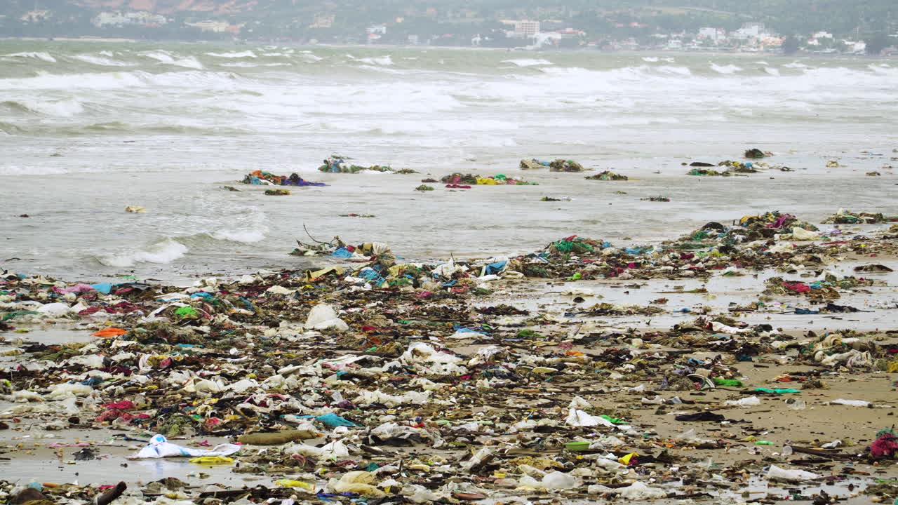 playa sucia y contaminada llena de basura en un día sombrío