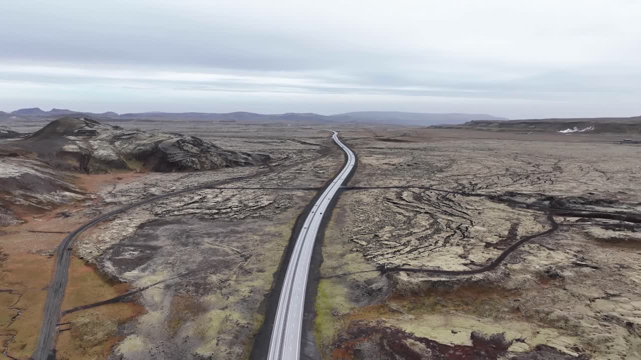 coches circulando por la ruta 1 con panorama de montañas en el sur de islandia