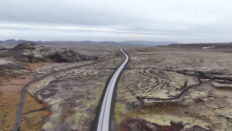 Autos-Fahren-Auf-Der-Route-1-Mit-Bergpanorama-In-Südisland