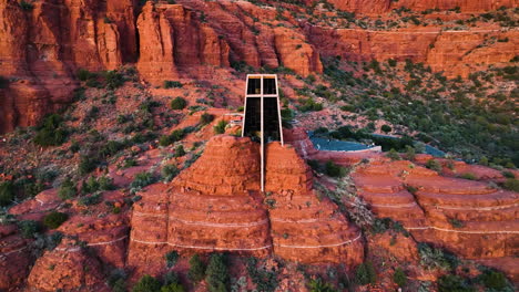 Chapel-Of-The-Holy-Cross-Atop-Red-Rocks-In-Sedona,-Arizona