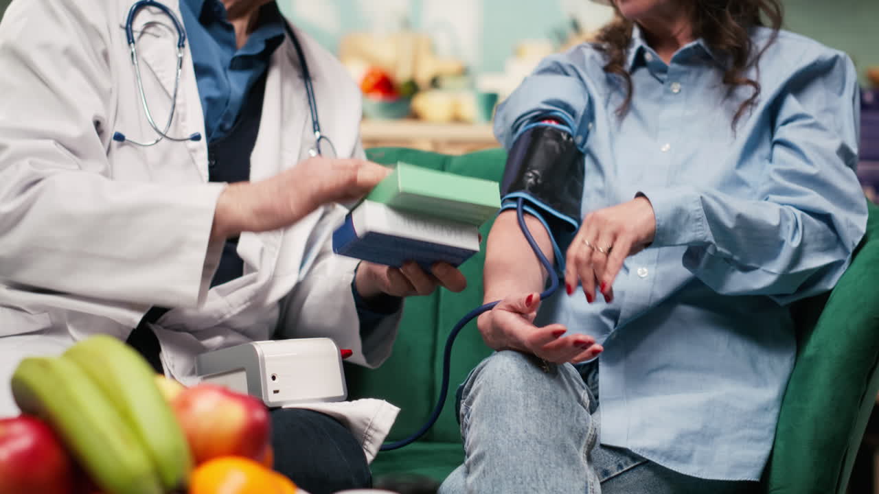Paziente anziano, dispositivo per la pressione sanguigna, visita domiciliare del medico