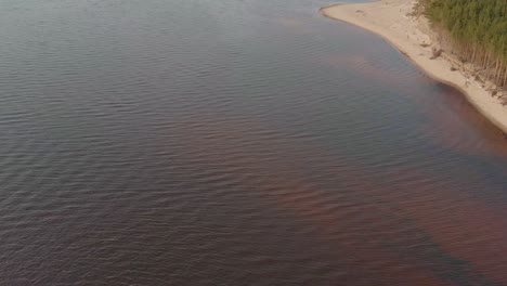 Weißes-Boot,-Das-In-Der-Nähe-Eines-Spektakulären-Grünen-Waldes-Auf-Dem-Wunderschönen-Blauen-Gauja-Fluss,-Cranikava,-Segelt