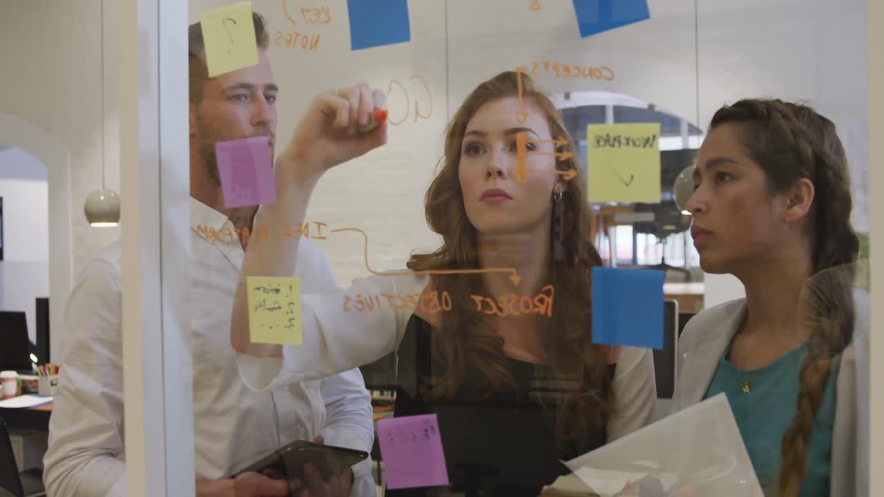 personas de negocios que trabajan en oficinas modernas