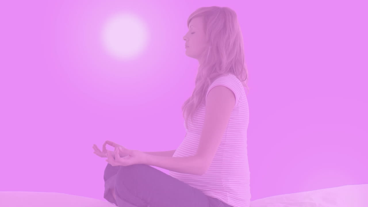 배경 에 요가 를 하고 있는 임신 한 여자 에 대해 움직이는 반 ⁇ 이는 반점 들 의 디지털 로 생성 된 비디오