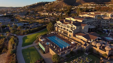 vista aérea de drones sobre palmeras a la piscina del hotel de montaje en laguna beach, california