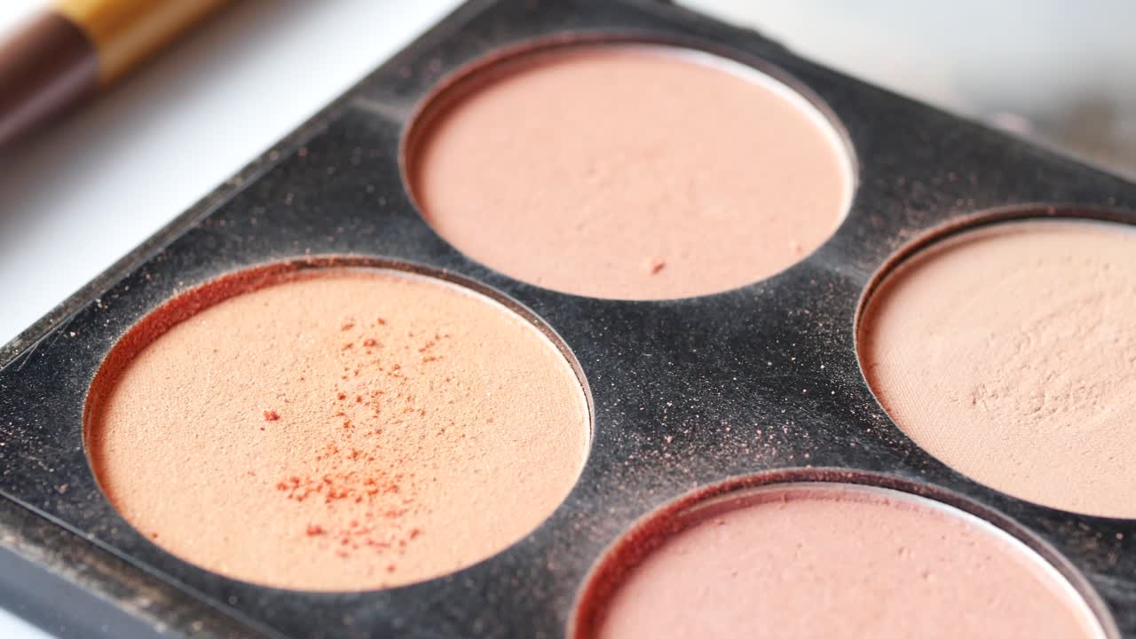 paleta y pincel de maquillaje