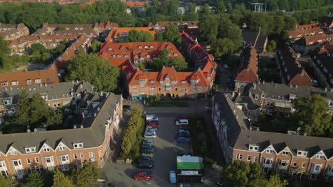 Casas-Típicas-De-Arquitectura-Escolar-De-Amsterdam-En-Vogelbuurt-En-El-Distrito-Noord-Pt-1-De-2