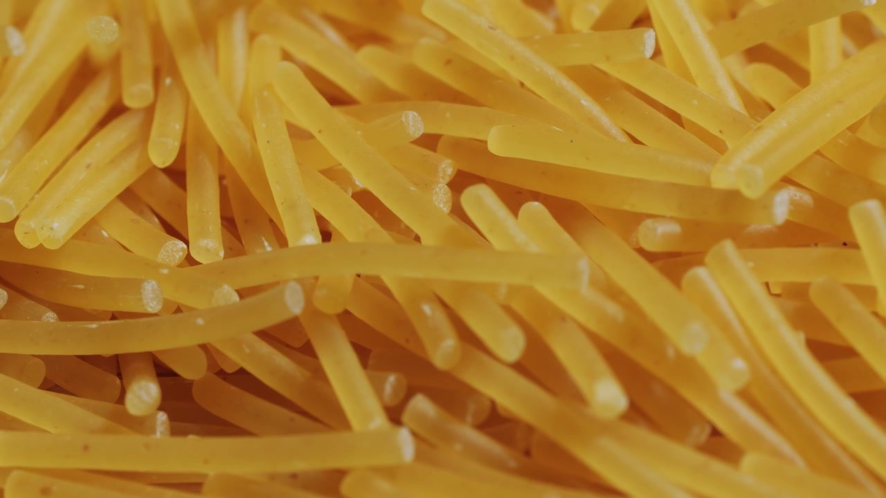 Primer plano macro de pasta vermicelli seca sin cocinar