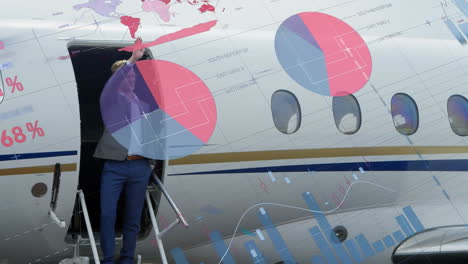 animación de la interfaz infográfica sobre el hombre caucásico de pie en la puerta del avión y agitando la mano