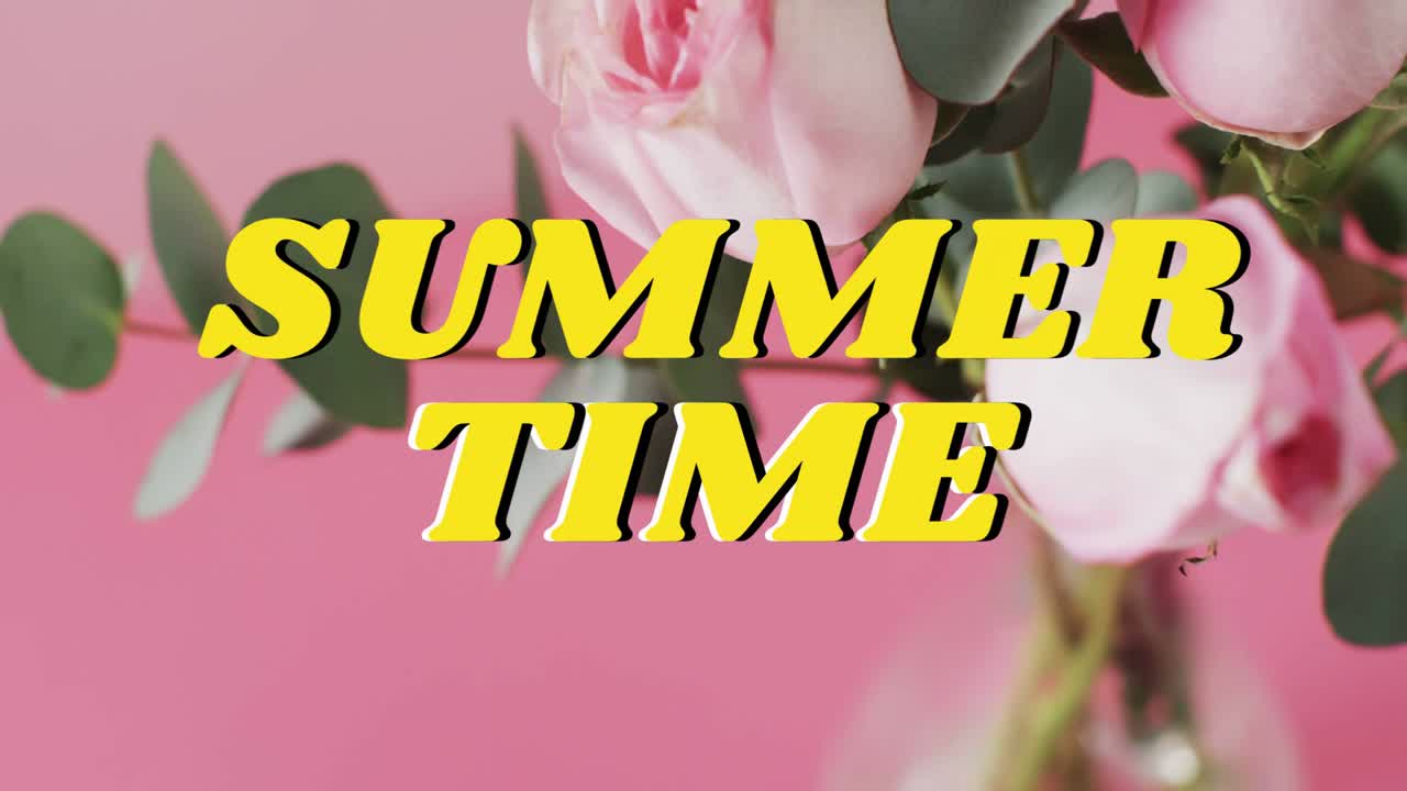 Video verticale: Apertura che mostra SUMMER TIME su rose ed eucalipto rosa che entrano da destra