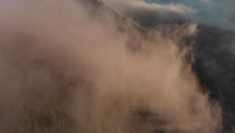 Bergnebel-Rosa-Getönt-Von-Der-Sonne,-Die-über-Einem-Fernen-Nebeltal-Aufgeht