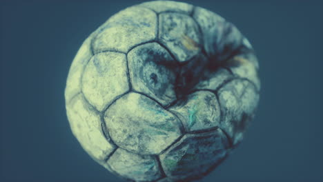 viejo balón de fútbol de cuero desinflado