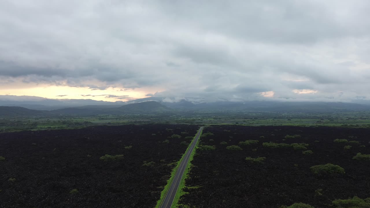 세보루코 화산의 이야기는 검은 마그마 도로를 얼어붙은 바위로 고 있습니다.