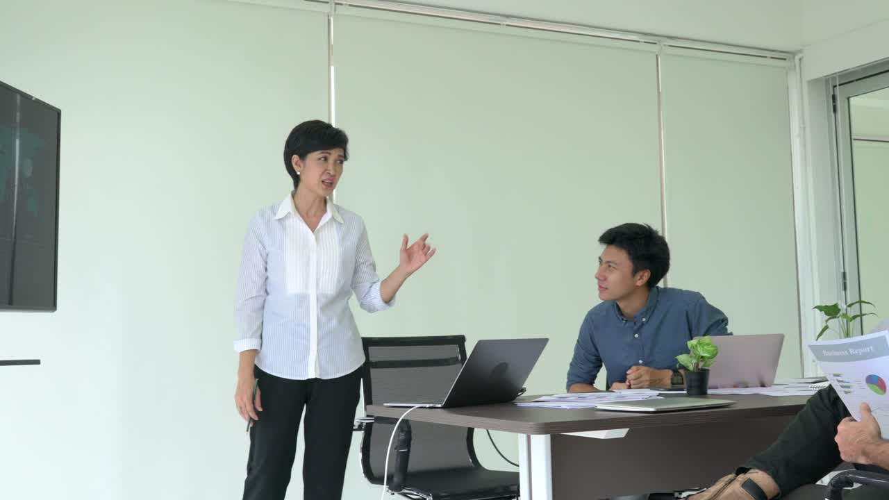 비즈니스 여성은 프로젝트 계획을 제시하고 비즈니스 아이디어를 공유하기 위해 함께 만납니다. 브레인 스토밍 개념, 워, 회의 팀워크 및 대시보드.