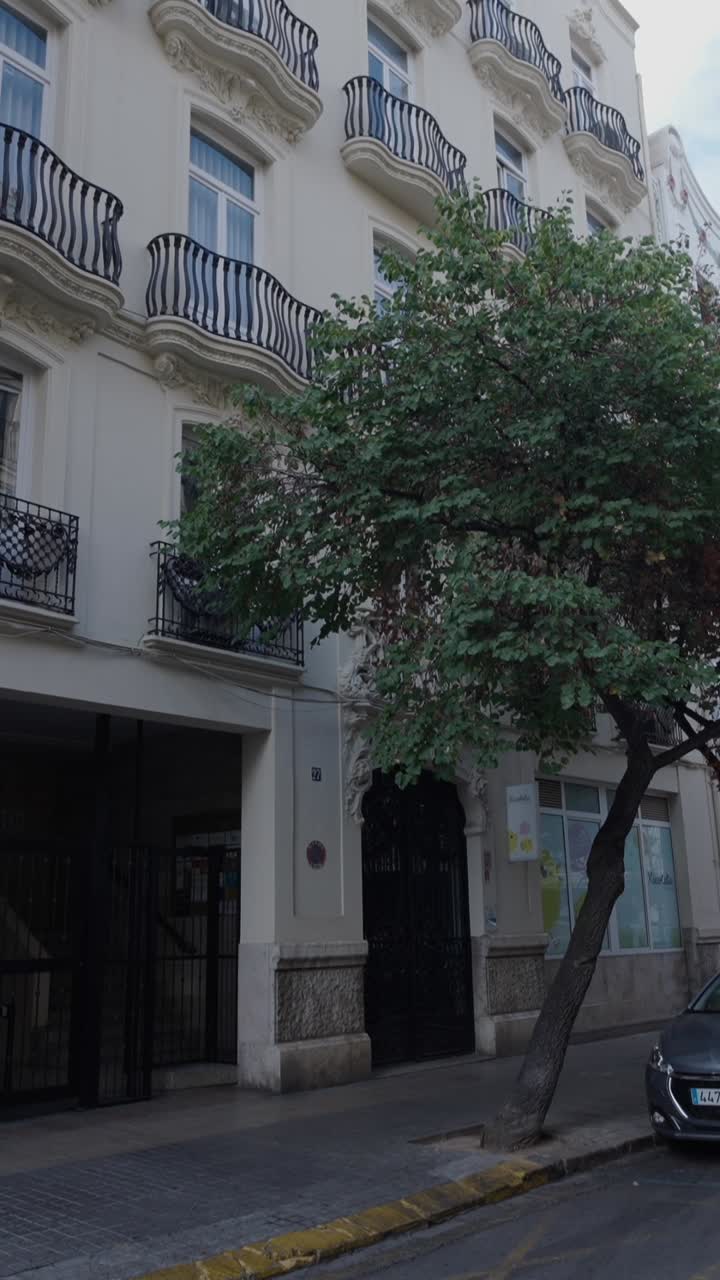Edificio con balcones y árbol