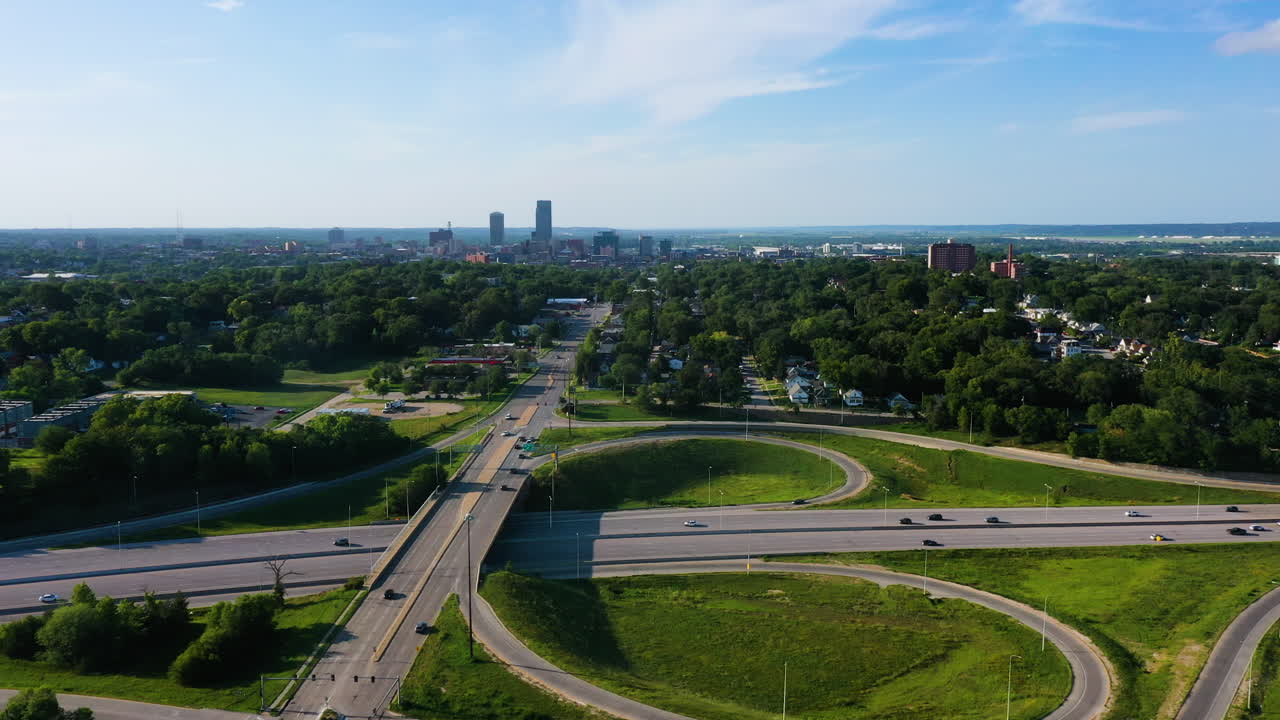 Vista aerea che sorvola un incrocio e un'autostrada, giornata estiva soleggiata a Omaha, USA