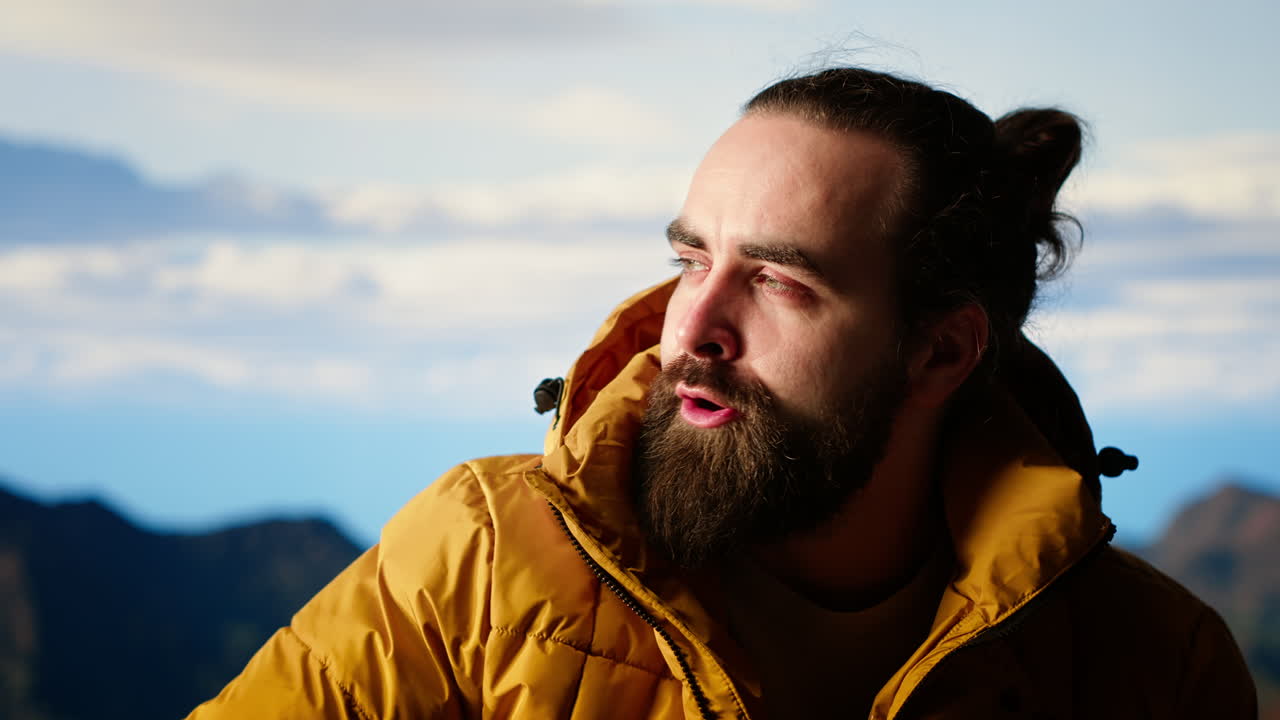 explorador abraza la emoción de llegar a la cumbre de una montaña y relajarse