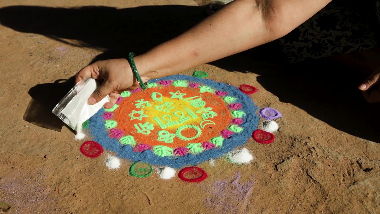 Decorazione Rangoli tradizionale indiana realizzata con polvere colorata per celebrazioni festive.