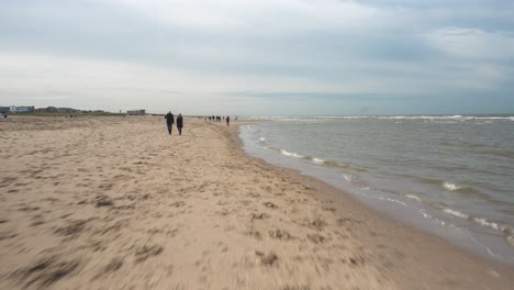 POV-Einer-Person,-Die-Am-Strand-An-Einheimischen-Vorbeigeht