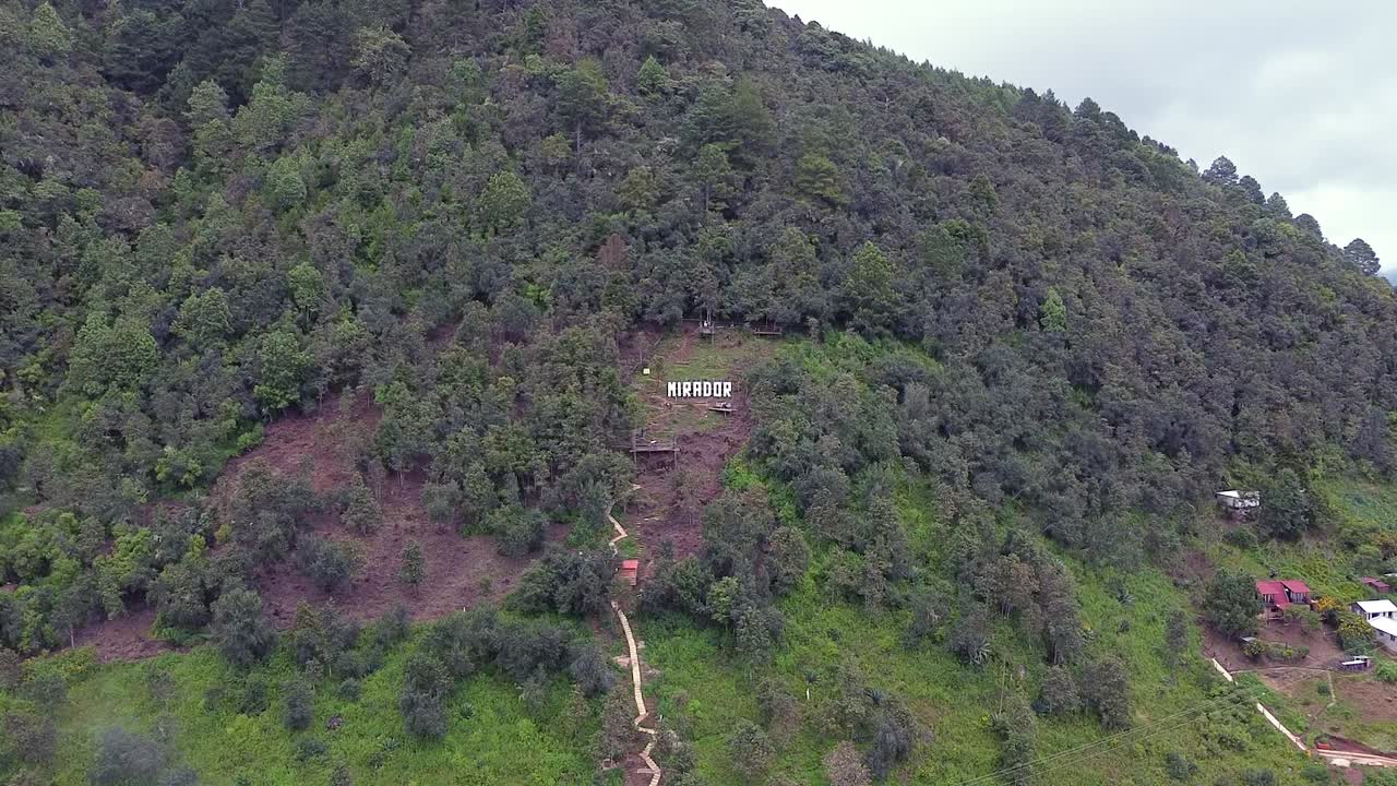imágenes aéreas impresionantes de una escalera que conduce a una vista panorámica en oaxaca, méxico