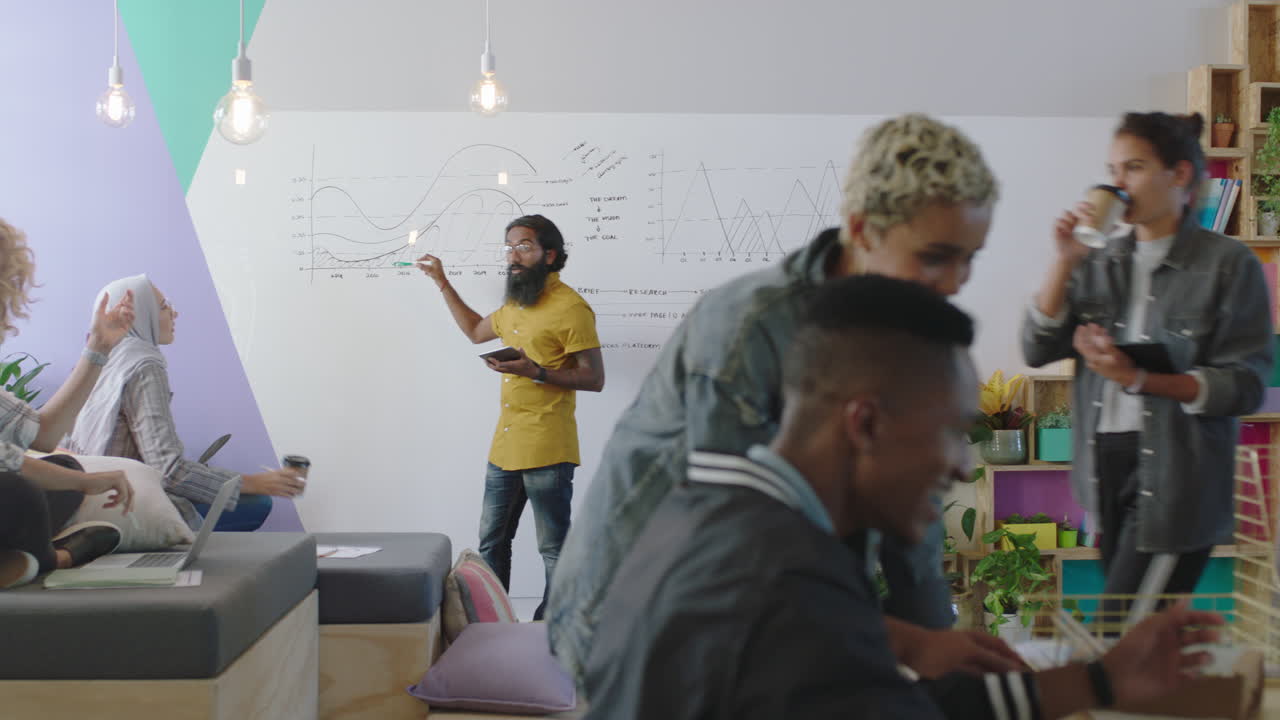 junge, multiethnische geschäftsleute, brainstorming, studenten, die zusammenarbeiten, kreative ideen diskutieren, in einem geschäftigen, vielfältigen büro zusammenarbeiten, kommunikation teilen, teamwork genießen