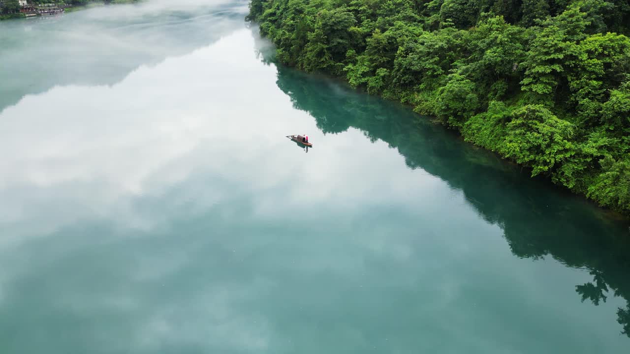 강 위에 있는 작은 배