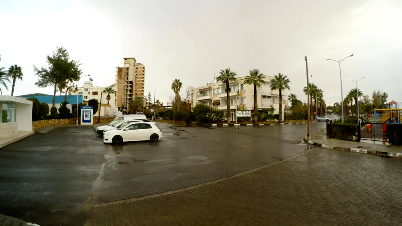 pequeña zona con coches cerca de la cerrada ciudad fantasma de varosha en el norte de chipre