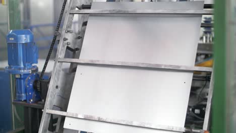 procesamiento de chapas metálicas en máquinas industriales en la fábrica. detalle metálico de producción