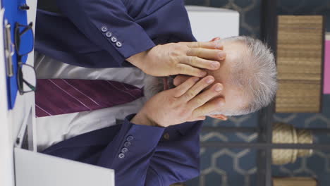 vídeo vertical del retrato de un viejo hombre de negocios preocupado.