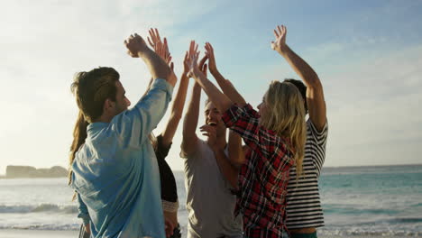 gruppe von freunden, die highfive machen