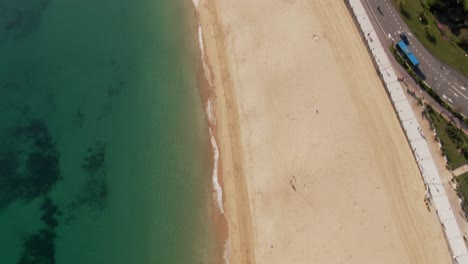 Sandige-Küste-Und-Stadtbild-Von-San-Sebastian,-Luftaufnahme