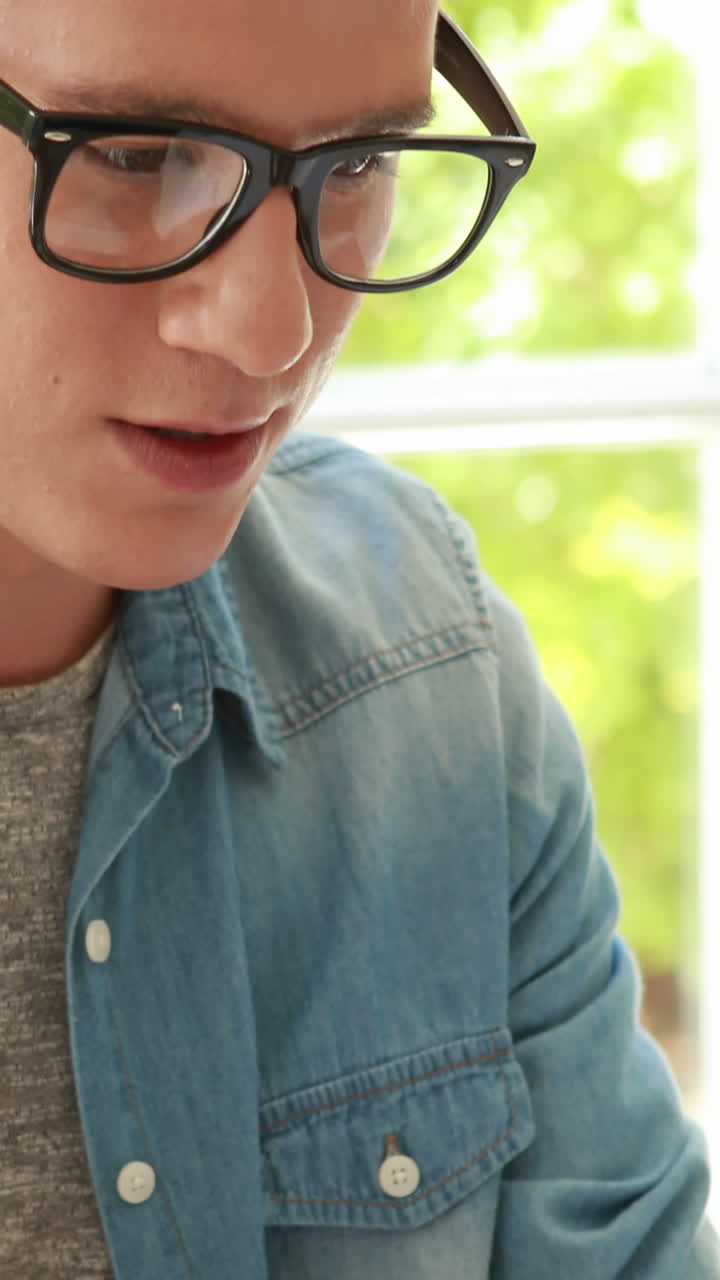 hipster escribiendo en la computadora