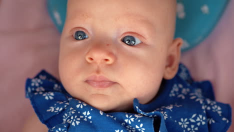 retrato de una niña en una camiseta azul