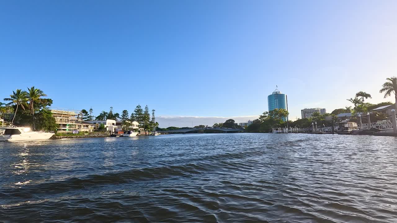 골드 코스트 수로를 가로질러 경치 좋은 보트 타기