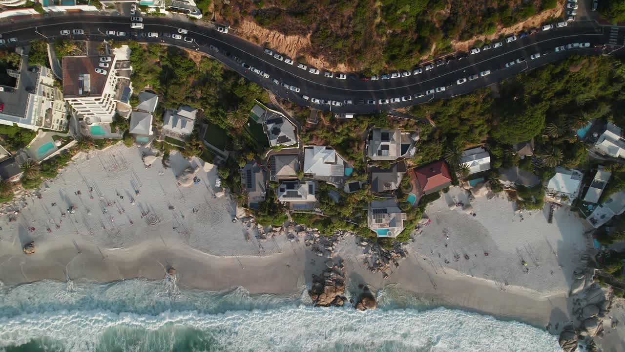 남아프리카 공화국 케이프타운의 클리프턴 2 해변에 있는 고급 건물과 빌라의 위상