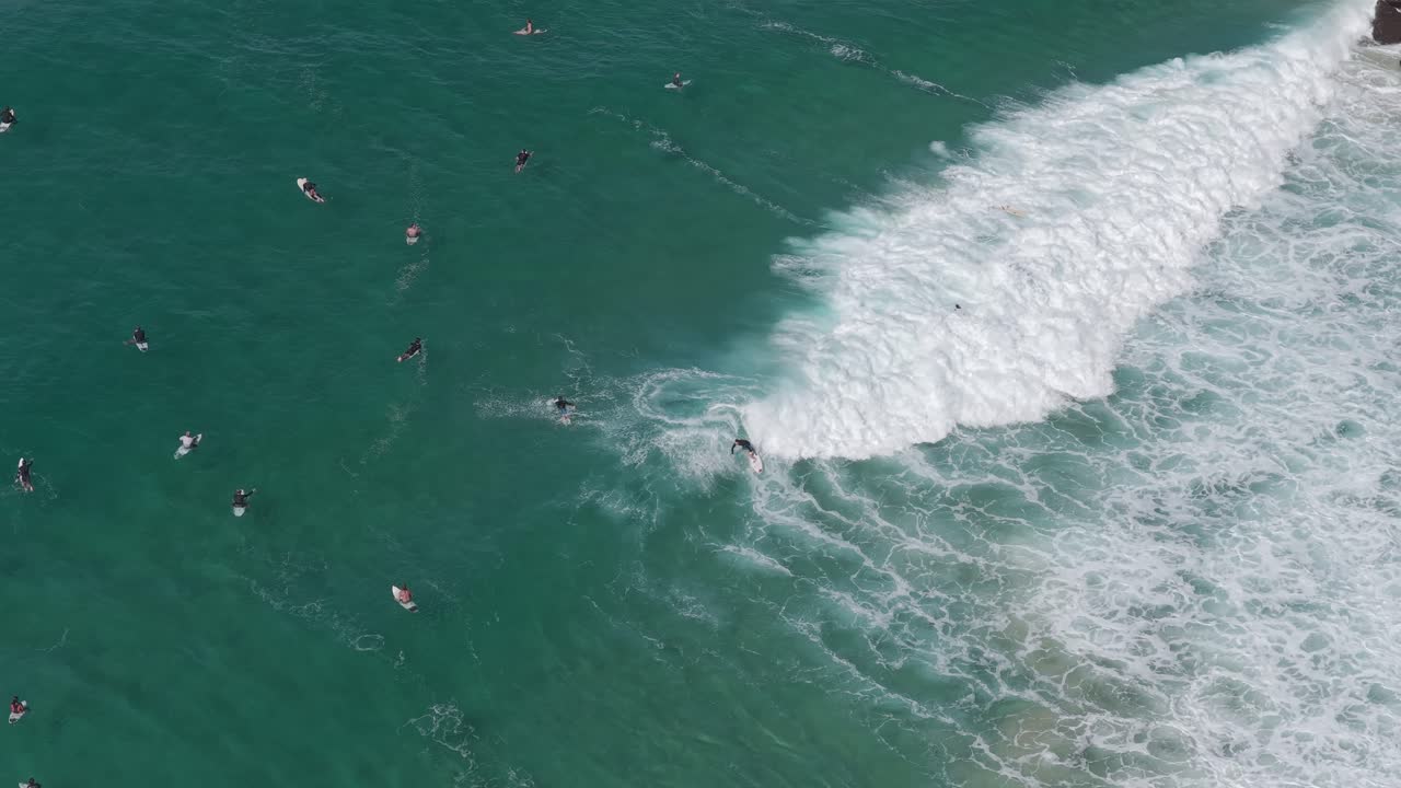 Vista aerea di surfisti a Tweed Heads, NSW, Australia - Ripresa con drone
