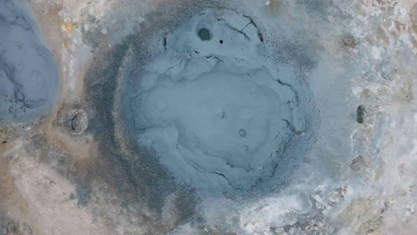 ollas de barro, vista aérea de arriba hacia abajo, burbujas y vapor en el área geotérmica islandesa, toma de dron de alto ángulo