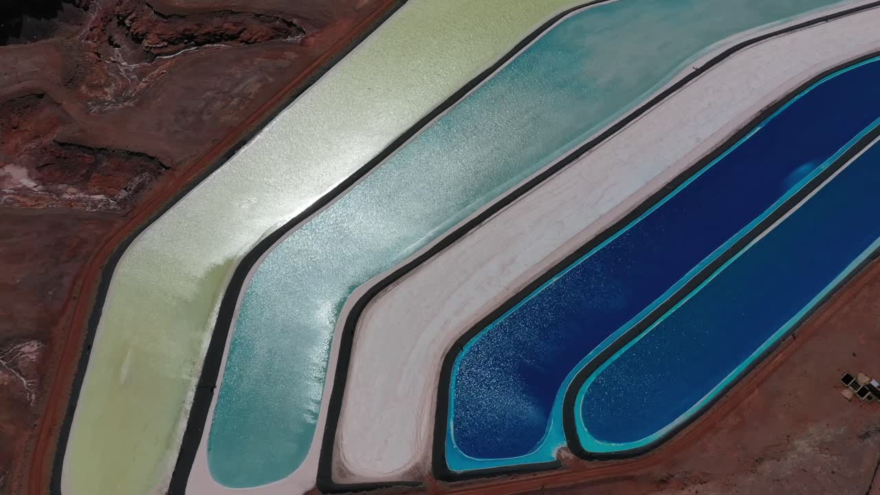 intrépidos estanques de potasa con aguas de tonalidad azul debido al sulfato de cobre en utah, ee.uu.