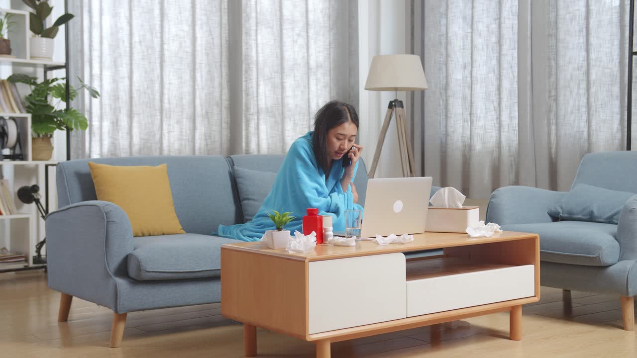 집에서 병에 걸린 여성이 비디오 통화를 하고 있습니다.